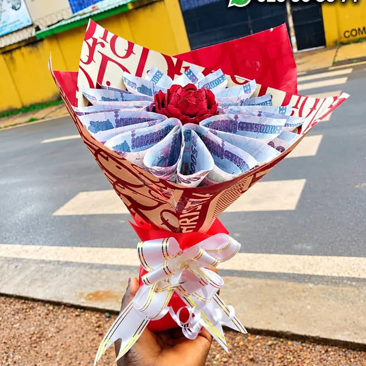 Bouquet d'argent : billets et rose, réalisé sur commande par SAÏMAR GROUPE